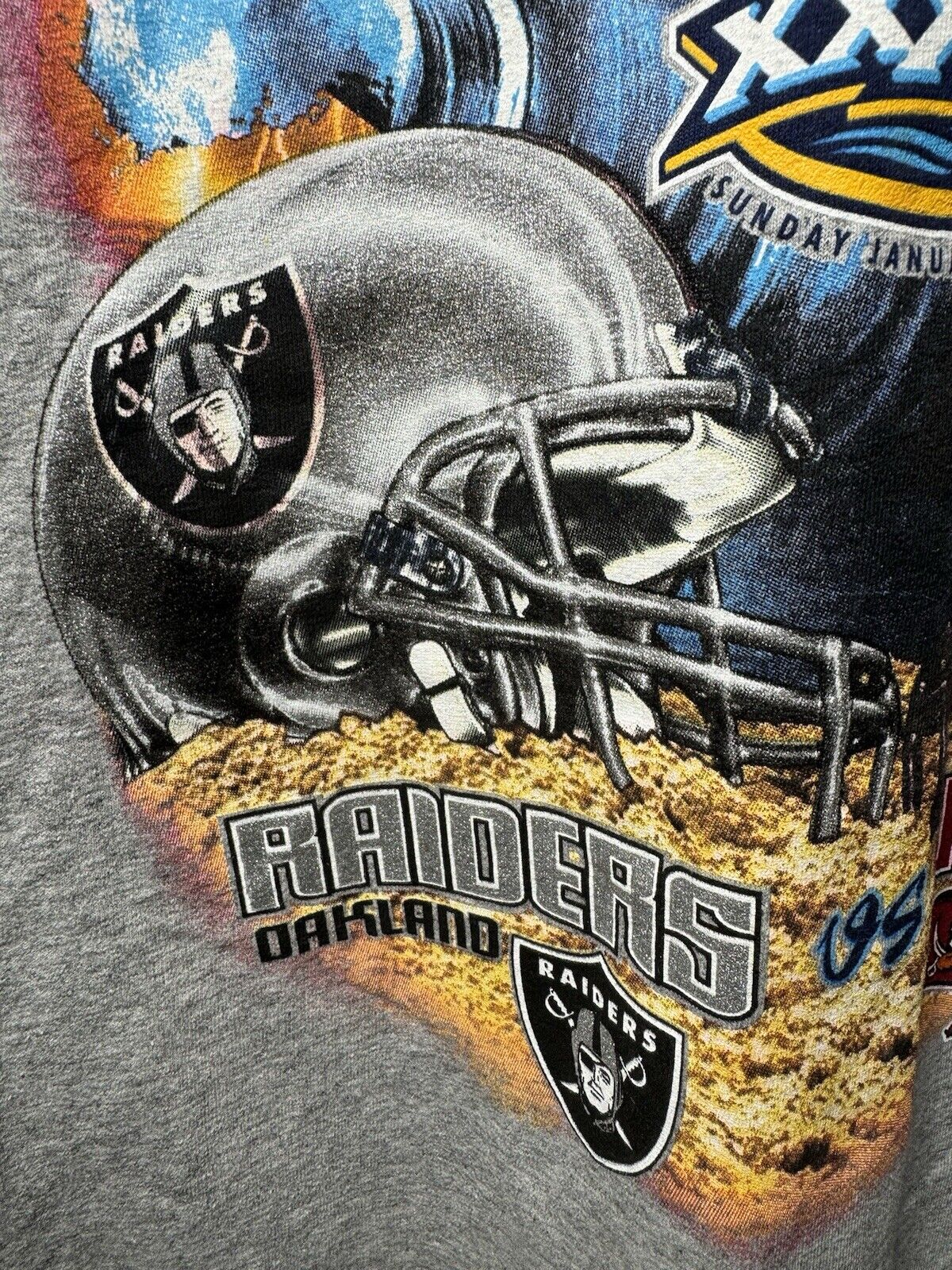 Vintage Super Bowl XXXVII (37) Oakland Raiders vs Tampa Bay Buccaneers Shirt - L