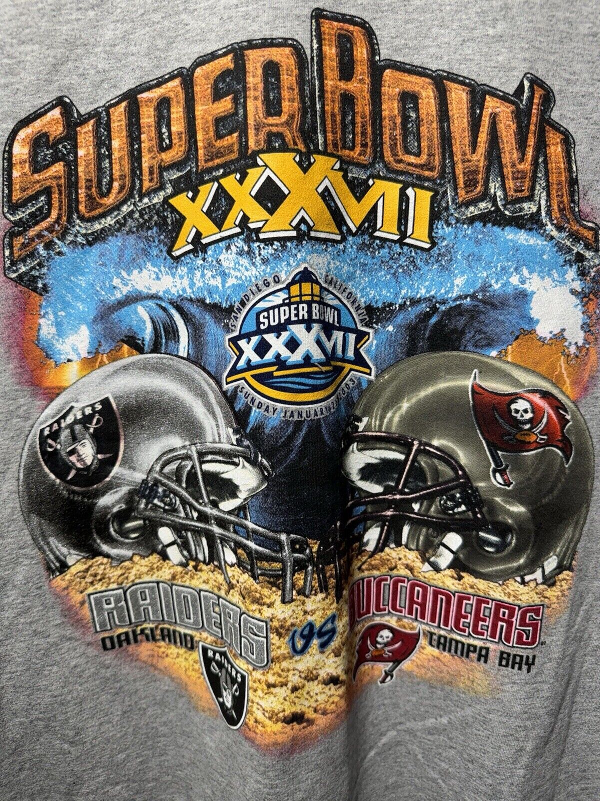 Vintage Super Bowl XXXVII (37) Oakland Raiders vs Tampa Bay Buccaneers Shirt - L